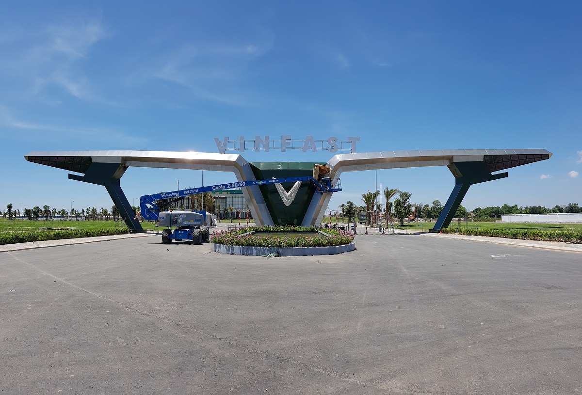 Xe nâng người Genie Boom - Vietnam Rental đang hoàn thiện cổng chào nhà máy Vinfast
